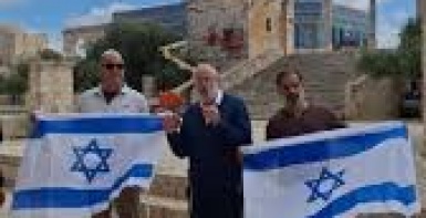 مستوطنون يقتحمون الأقصى ويرفعون علم الاحتلال في باحاته