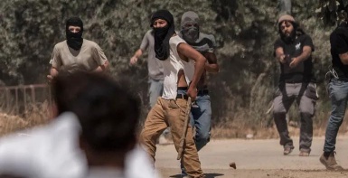 مستعمرون يحرقون حظيرة أغنام وفرن طابون ويصيبون صاحبها بحروق جنوب الخليل