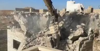 الاحتلال يخطر بهدم منزل وبركس في زعترة شرق بيت لحم