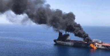 هيئة بحرية: اصابة ناقلة نفط بمقذوفات صاروخية خارج مضيق هرمز