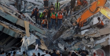 عشرات الشهداء والمفقودين في انهيار عمارة سكنية تعرضت لقصف مسبق بمدينة غزة