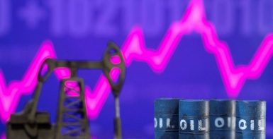 النفط يتراجع لأدنى مستوياته في أكثر من أسبوع