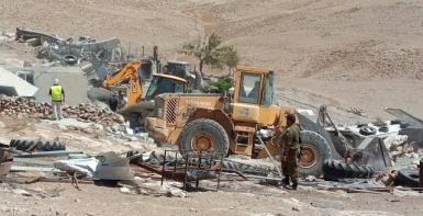 الاحتلال يهدم منازل ومنشآت للمواطنين في قرية جنبا بمسافر يطا