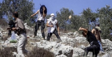 مستعمرون يهاجمون منازل المغير ويستولون على مركبة