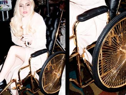 ليدي غاغا على كرسي متحرك مصنوع من الذهب