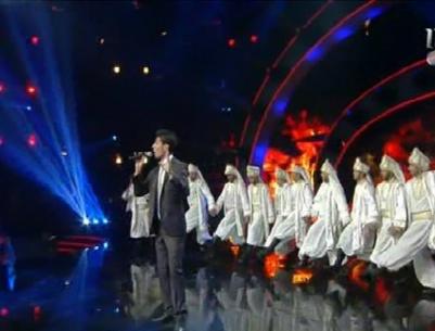 بالفيديو : عساف بصوته واحساسه يهز مسرح ارب ايدول