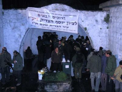 نابلس: مستوطنون يقتحمون قبر يوسف بالمئات