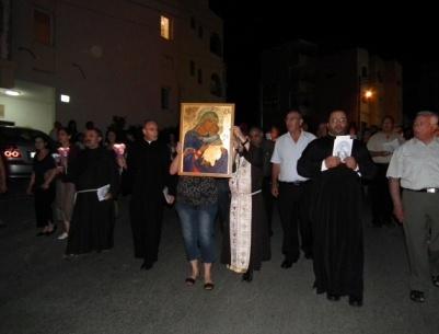 مئات الفلسطينيين يشاركون بمسيرة العذراء في الناصرة