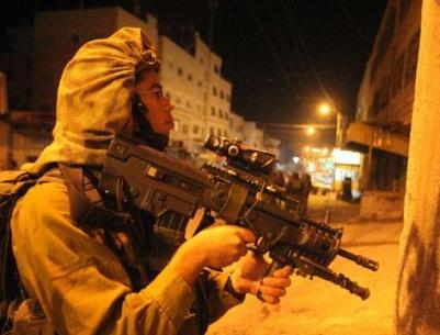 حملة اعتقالات في الضفة وضبط سلاح صيد بالخليل على إثر مقتل جندي