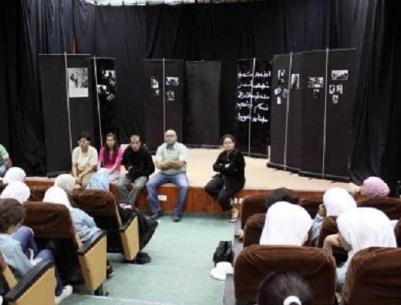 مسرح الحارة وبالشراكة مع مسرح أوغنبلينكس يطلقان مسرحية بعنوان 