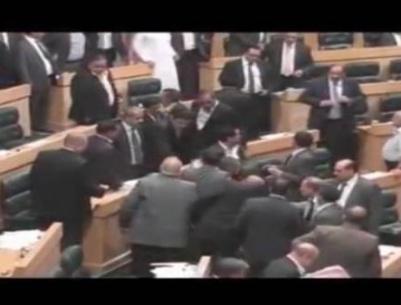 بالفيديو : عراك بالأحذية والأحزمة في البرلمان الأردني يرفع الجلسة