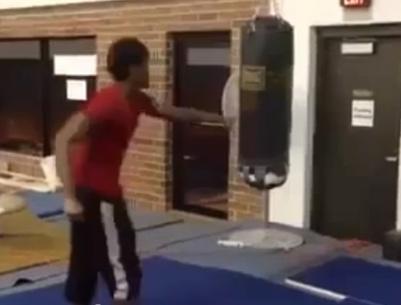 طنط عم يدرب على ضرب البوكس