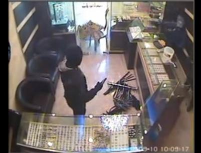 بالفيديو: عملية السطو المسلح على محل لبيع المجوهرات في بلدة عناتا
