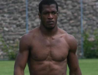 بالفيديو : لاعب يصاب بحالة هيستيرية من الضحك بعد طرده