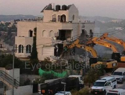 بالصور : جرافات الاحتلال تهدم منزلا في بيت حنينا شمال القدس