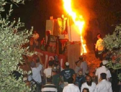 إسرائيليون يحرقون كوفيات فلسطينية أمام 