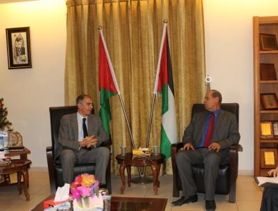 محافظ بيت لحم يستقبل القنصل الفرنسي لبحث الاستعدادات للاعياد المجيدة