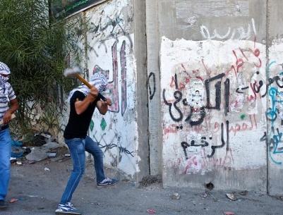 نشطاء يهدمون جزءا من الجدار في ساعات الليل بالقرب من بير نبالا