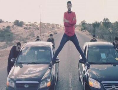 بالفيديو : شبان من غزة يقلدون إعلان 