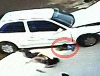 بالفيديو : الموت نفسه قد يستغرب نجاة هذا الطفل من أغرب حادث