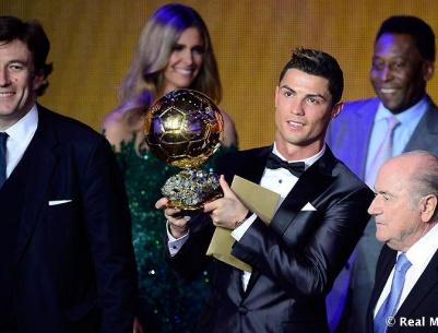 بالصور : كرستيانو رونالدو يفوز بالكرة الذهبية كأفضل ﻻعب للعام 2013