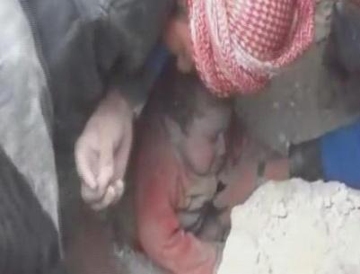 بالفيديو : طفلة سورية تخرج حية من تحت أنقاض مبنى سوي بالأرض