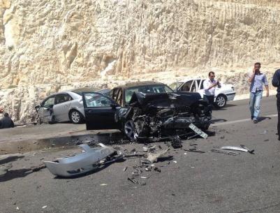 بالصور : حادث سير مروع على طريق واد النار