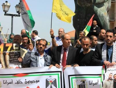 المئات يحيون يوم الاسير في الضفة والقطاع