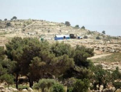 نشطاء يقيمون قرية لمواجهة الاستيطان ببيت لحم