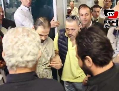 بالفيديو: جورج وسوف يصل مطار القاهرة بحالة صحية سيئة