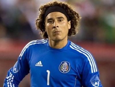 تألق حارس المكسيك يتسبب في حرب إشاعات