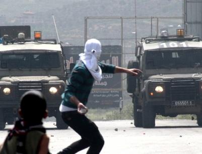 الحملة مستمرة بالخليل.. اعتقال 12 مواطنا وسرقة منزلين وجمعيات