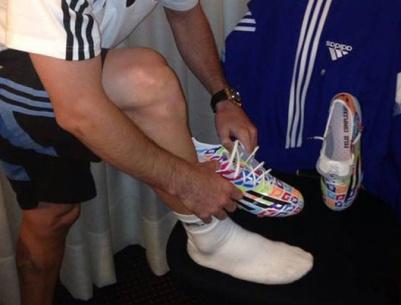 بمناسبة عيد ميلاده ميسي يرتدي حذاء غريبا