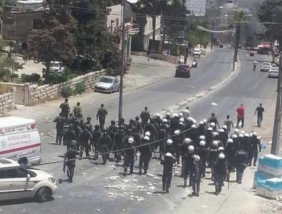 احتجاجات عنيفة على خلفية مقتل شاب من مخيم الأمعري