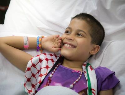 بالصور- محمد عساف يزور جرحى غزة في عمان