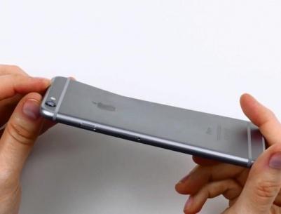 صور : هاتف “آيفون 6 بلس” يُعاني من انحناء لدى وضعه في الجيبة لفترة طويلة