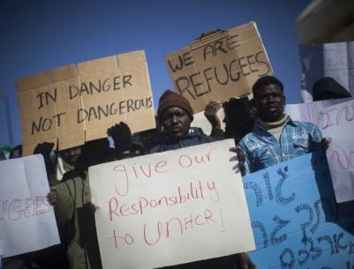 جنود الاحتلال يسرقون العمال الاجانب تحت تهديد السلاح