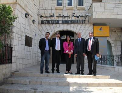 رئيسة بلدية بيت لحم تستقبل وزير الحكم المحلي وتطلعه على أبرز احتياجات المدينة