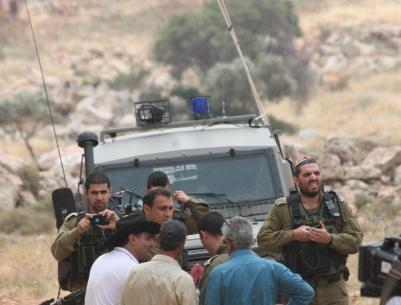 مواطنون يهدمون خيمة نصبها مستوطنون جنوب الخليل واعتقال مواطن