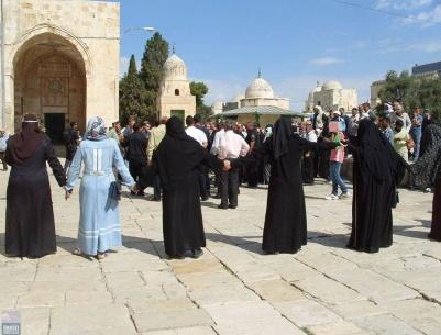 مستوطنون يمارسون طقوسهم في ساحات الأقصى