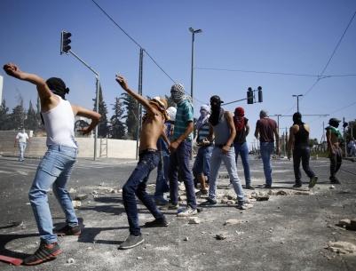 مواجهات واصابات في القدس والاحتلال يعزز قواته