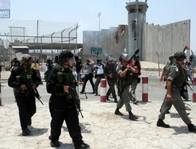 مستوطن يطلق النار بالقرب من حاجز حزما