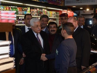 الرئيس عباس يتجول في رام الله ويتفقد أحوال المواطنين