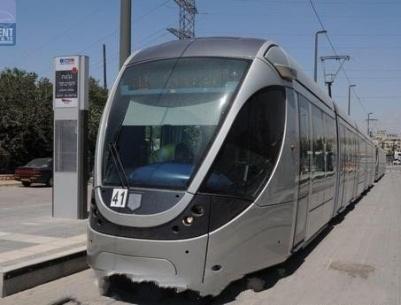 رشق القطار الخفيف بالحجارة في شعفاط