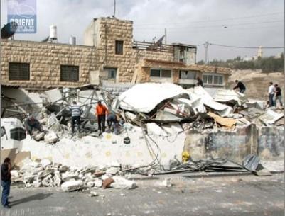 توزيع اخطارات هدم شرق العيزرية