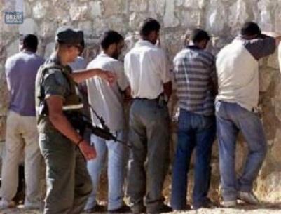 الاحتلال يعتقل 52 عاملا فلسطينيا