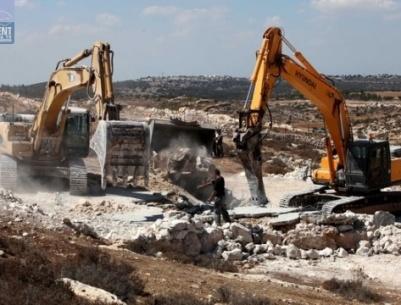 الاحتلال يخطر بهدم بئر في الكوم جنوب غرب الخليل