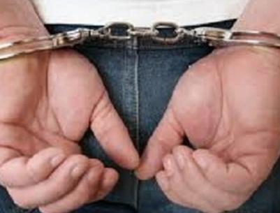 القبض على شخص انتحل شخصية مواطنة وشهر بها عبر (الفيسبوك) بالخليل