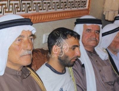 بالفيديو..بعد خطفه الساعة 6 صباحا.. عائلة أبو عيشه تسلم المختطف لديها لعائلة الجعبري في الخليل