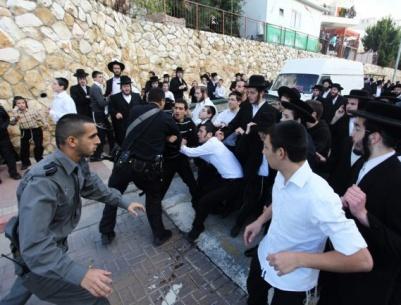 شرطة الاحتلال تعتقل مواطنة تصدت لاقتحام المستوطنين للأقصى